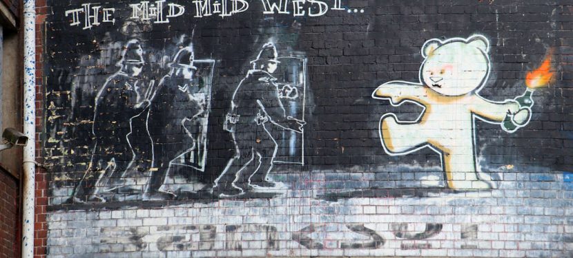 Auf der Stokes Croft 80 in Bristol haben wir bei unserer Städtetour das Graffito "Mild Mild West" von Banksy gefunden