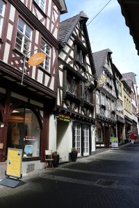 Rheinromantik mit historischen Fachwerkhäusern auf der Rheinstrasse in Linz am Rhein