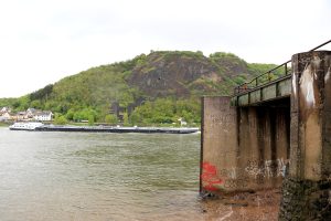 Erpeler Ley und Brückentürme der Ludendorff-Brücke an einem verregneten Tag