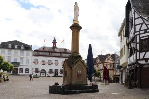 Historischer Marktplatz in Linz am Rhein mit Marieensäule