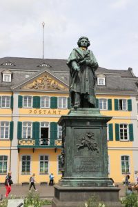 Ludwig van Beethoven Statue auf dem Münsterplatz in Bonn