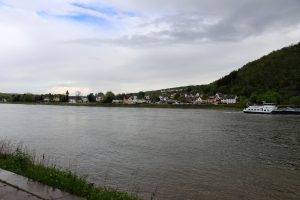Die Fahrradtour führt an der Ortsgemeinde Erpel am Rhein vorbei