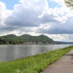 Radtour am_Rhein mit Blick auf das Siebengebirge und den Drachenfels