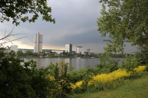 Radtrour am Rhein bei einem Sommergewitter