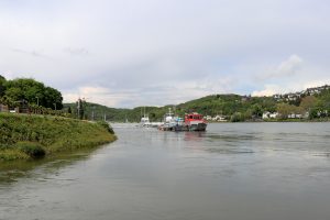 Die Möglichkeit den Rhein mit einer Fähre zu überqueren sollte man sich nicht entgehen lassen