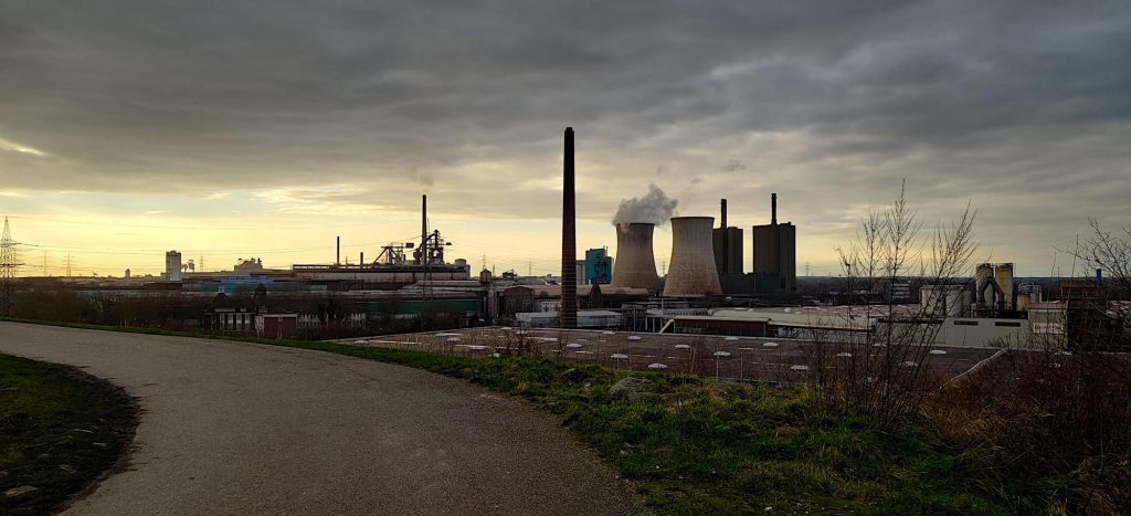 Blick auf den Duisburger Hafen bei Sonnenuntergang